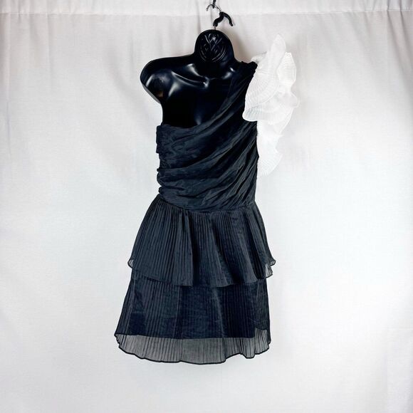 Elliatt Merriment Black White Rosette One Shoulder Pleated Mini Dress Sz Small - Picture 5 of 9